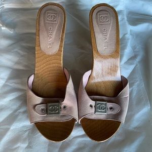 CHANEL
Interlocking CC Logo Suede Slides
Size: 9 | IT 39